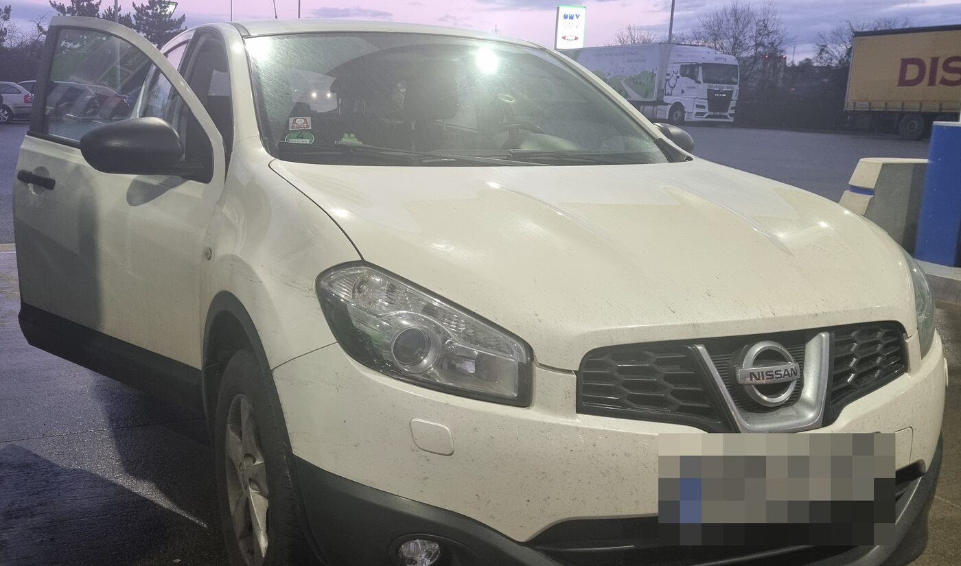 Osobní auto s otevřenými dveřmi řidiče