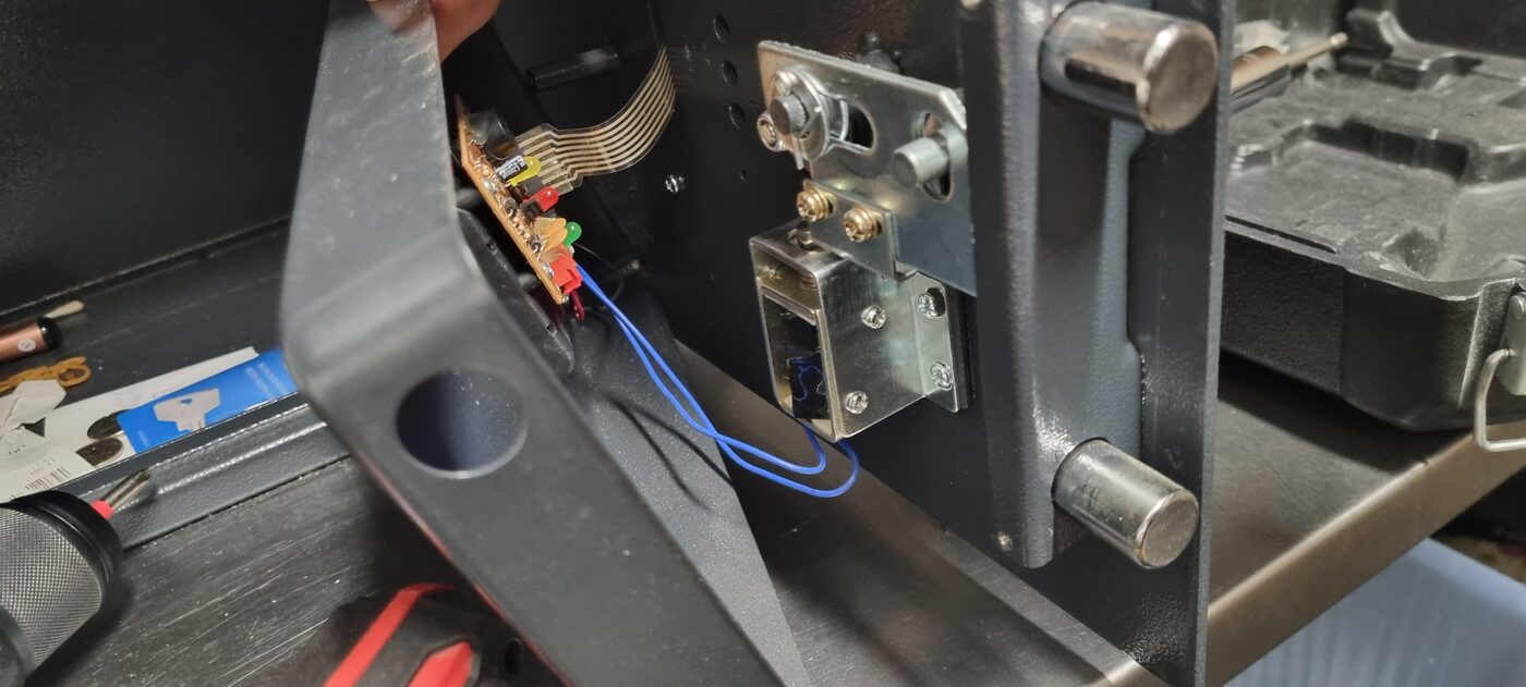Otevřený sejf s odkrytou elektronikou zámku