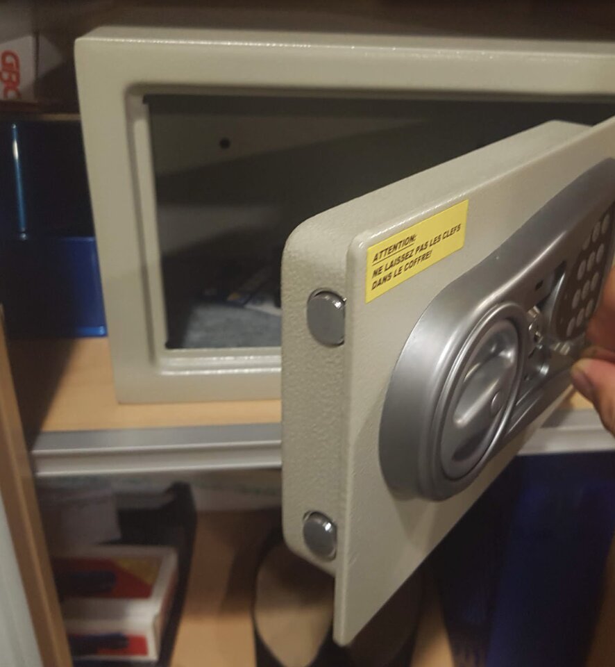 Otevřený trezor s elektronickým zámkem